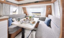 2022_ww_deluxe_495wfb_innen_dinette_BEAR_PRESSE_lowres