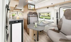 2025_KW_Ontour_Van_640_ET_innen_Sitzgruppe_q_BEAR_PRESSE