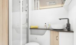 2025_WM_Ontour_T_700_FH_innen_Heckwaschraum_Dusche_h_BEAR_PRESSE