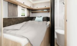 2025_WM_Ontour_T_700_FH_innen_Regale_Kopfende_Betten_h_BEAR_PRESSE
