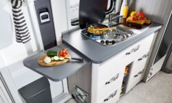 2022_rm_optima_ontour_edition_v65_ge_innen_arbeitsplattenerweiterung_BEAR_PRESSE_lowres