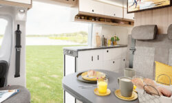 2026_KW_Ontour_Van_640_ET_innen_Sitzgruppe_Blick_q_BEAR_PRESSE_lowres