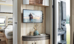 2026_WW_De_Luxe_515_UHL_innen_Glasvitrine_h_BEAR_PRESSE_lowres