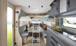 2026_WW_De_Luxe_515_UHL_innen_U_Sitzgruppe_Hubbett_unten_q_BEAR_PRESSE_lowres